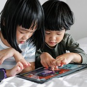 Anak Keseringan Main Gadget? Awas Ini Efeknya Bagi Kesehatan
