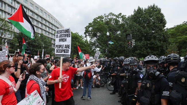 Pedemo pro-Palestina di Amerika Serikat melepaskan berbagai jenis serangga ke hotel tempat Perdana Menteri Israel Benjamin Netanyahu menginap.