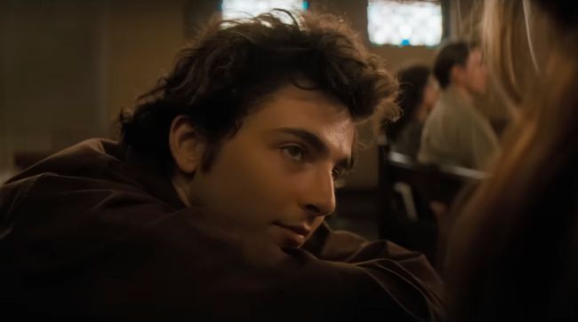 Kemampuan bernyanyi Timothee Chalamet sebagai Bob Dylan dalam film biopik A Complete Unknown buat Elle Fanning kaget.
