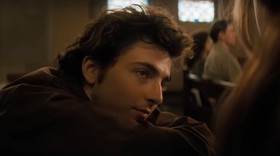 Nyanyian Timothee Chalamet Buat Elle Fanning Kaget di Biopik Bob Dylan