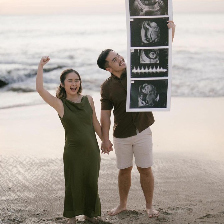 <p>Baru-baru ini, Gritte membagikan momen saat babymoon bersama sang suami, Bunda. Pasangan ini mengunggah foto hasil USG calon anak pertama mereka di pinggir pantai. (Foto: Instagram @gritteagathaa)</p>