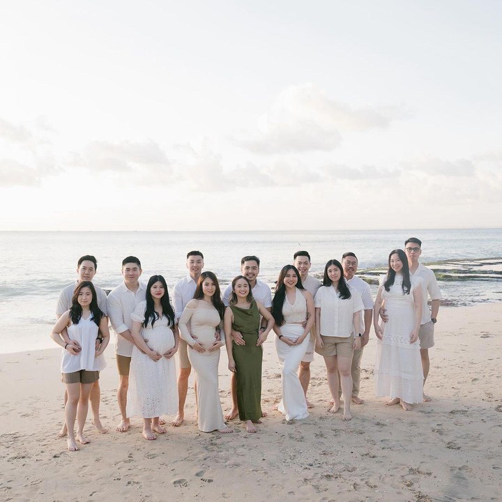 <p>Foto lain yang dibagikan adalah saat Gritte dan keenam sahabatnya ini berpose bareng para suami. Calon Bunda yang sedang hamil tampak memamerkan baby bump, tak terkecuali Gritte. (Foto: Instagram @gritteagathaa)</p>