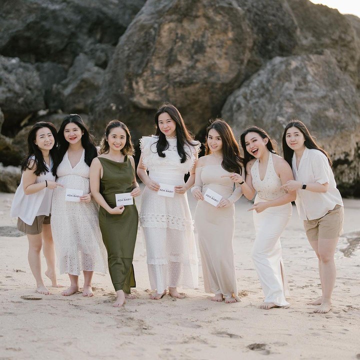 <p>Gritte mengabadikan momen bersama keenam sahabatnya ini media sosial. Dalam foto tampak keenam sahabat Gritte kompak mengenakan baju bernuansa ivory, sementara Gritte memakai gaun berwarna hijau. "Ke FOMO an tingkat tertinggi geng adalah 1 istrinya hamil semua langsung FOMO," tulis Gritte. (Foto: Instagram @gritteagathaa)</p>