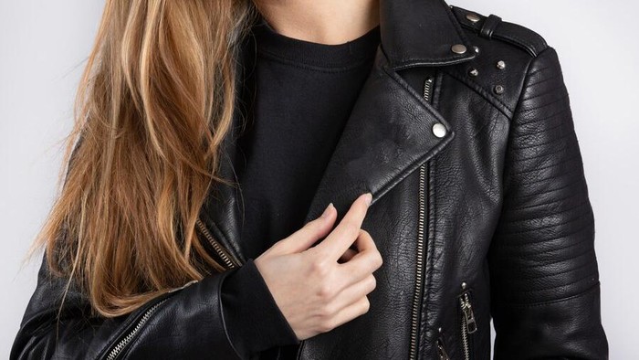 Tips Merawat Pakaian Bahan Kulit Sintetis agar Tahan Lama dan Tidak Mudah Terkelupas