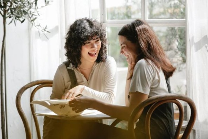 Ilustrasi sedang berbincang bersama teman /Foto: Pexels/Gary Barnes