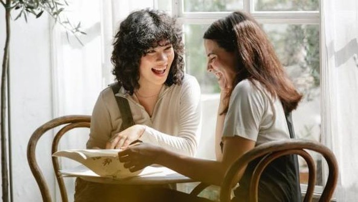 Ilustrasi sedang berbincang bersama teman /Foto: Pexels/Gary Barnes