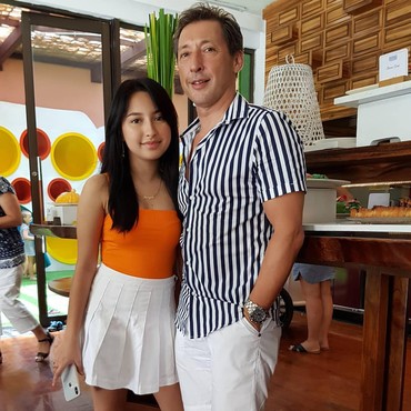 Jarang Tersorot, 7 Momen Kebersamaan Jennifer Coppen & Ayah Bule Eks Pedangdut