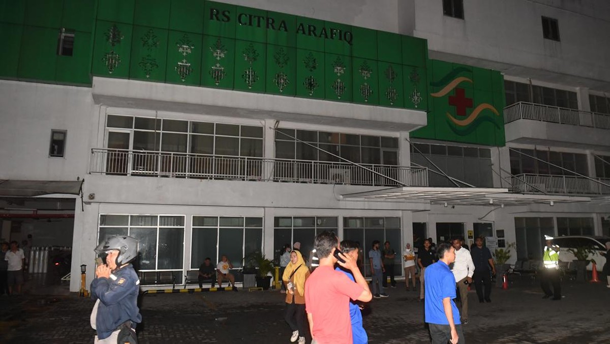 FOTO: Kepanikan Pasien di RS Citra Arafiq Depok Saat Kebakaran