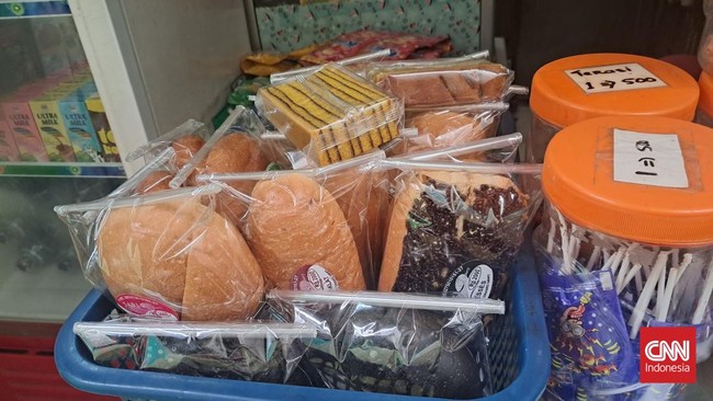 Pembeli dan penjual warung kaget dengan pengumuman BPOM roti Okko berpengawet bahaya. Hal itu juga berdampak ke penjualan roti Aoka.