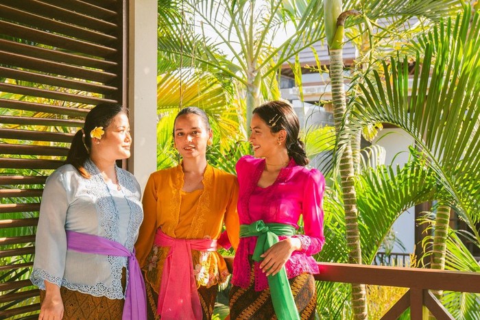 Maudy Ayunda turut merayakan Hari Kebaya Nasional dengan tampil anggun dalam balutan kebaya Bali warna pink cerah lengkap dengan selendang hijau yang melilit pinggangnya. (Maudy Ayunda/Foto: instagram.com/maudyayunda)