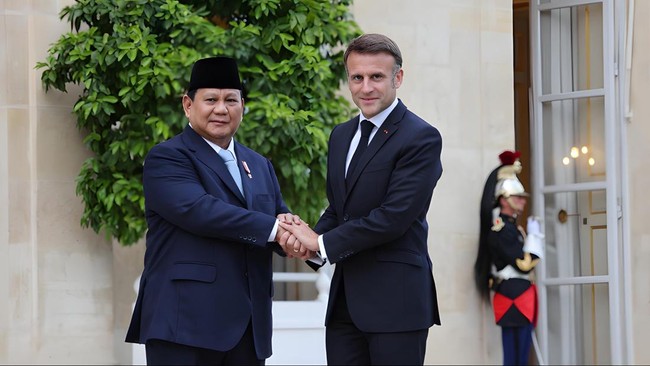 Menteri Pertahanan RI sekaligus Presiden terpilih Prabowo Subianto ikut hujan-hujanan demi menyaksikan pembukaan Olimpiade Paris 2024 pada Jumat (26/7).