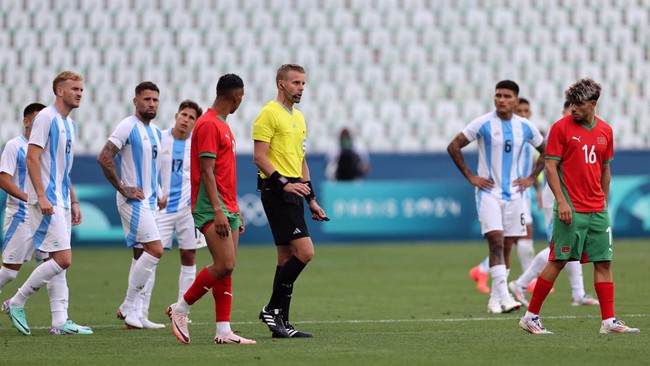 Pertandingan Olimpiade 2024 Argentina vs Maroko ditunda hingga dua jam. Penonton yang awalnya ramai, jadi sepi saat laga dilanjutkan.