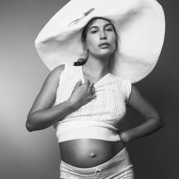 Hailey Bieber Tanggapi Isu Negatif, Curhat tentang Kehamilan dan Hubungan dengan Justin Bieber