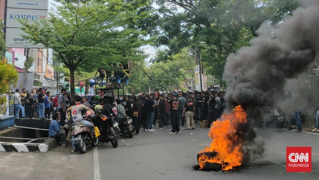 Massa mendesak Kompas bantu memfasilitasi pembebasan dua pengawal SYL nan ditangkap lantaran menganiaya wartawan Kompas.