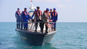 Polairud Babel Tabur Bunga di Lokasi Helikopter Polri Jatuh Tahun 2022