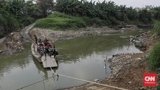 FOTO: Melipat Waktu di Atas Perahu Eretan Sungai Bekasi