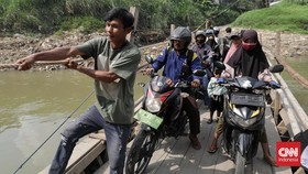FOTO: Melipat Waktu di Atas Perahu Eretan Sungai Bekasi