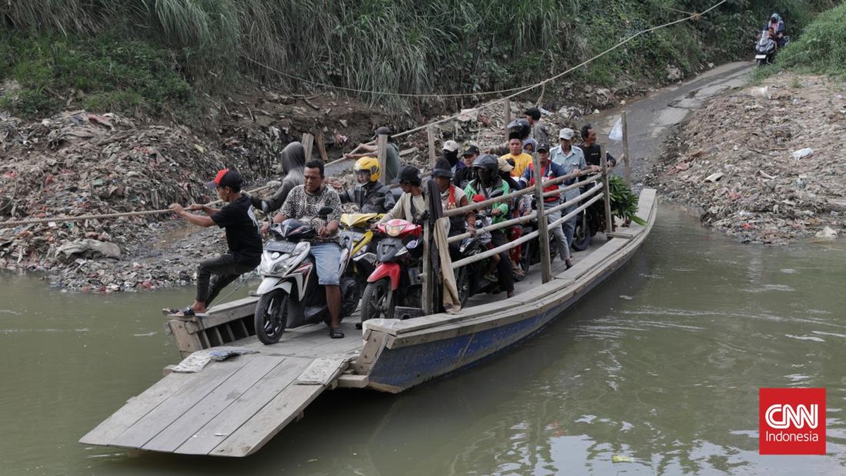 FOTO: Melipat Waktu di Atas Perahu Eretan Sungai Bekasi
