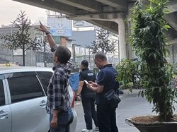 Horor Pecahan Batu Flyover Ciputat Rontok Nyaris Kena Pemotor