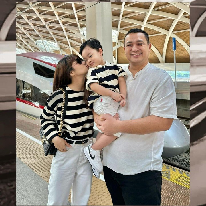 <p>Gin terlihat menggemaskan mengenakan baju garis-garis yang kembar dengan sang Bunda. Penampilannya pun semakin tampan dengan sneakers warna putih. (Foto: Instagram: @adieztyfersa)</p>
