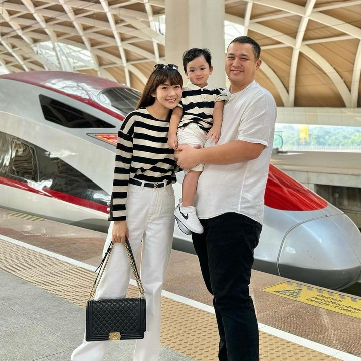 <p>Beberapa waktu lalu, Adiezty Fersa turut membagikan momen menggemaskan kala Gin mencoba naik kereta Whoosh untuk pertama kalinya. Gin terlihat sangat senang dan anteng kala menaiki transportasi ini, lho. (Foto: Instagram: @adieztyfersa)</p>