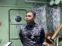 Suka-Duka Prajurit TNI Ikut Berlayar di KRI Teluk Weda
