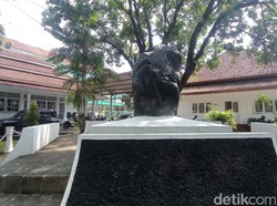 Cerita Batu Muntahan Gunung Galunggung di Pendopo Tasikmalaya