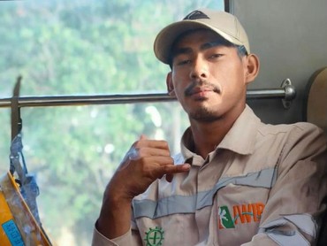 Bak Kembaran Terpisah, Ini 7 Foto Pria Maluku Mirip Mendiang Dali Wassink Bikin Heboh