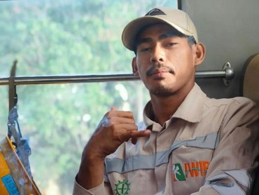 img-title Bak Kembaran Terpisah, Ini 7 Foto Pria Maluku Mirip Mendiang Dali Wassink Bikin Heboh