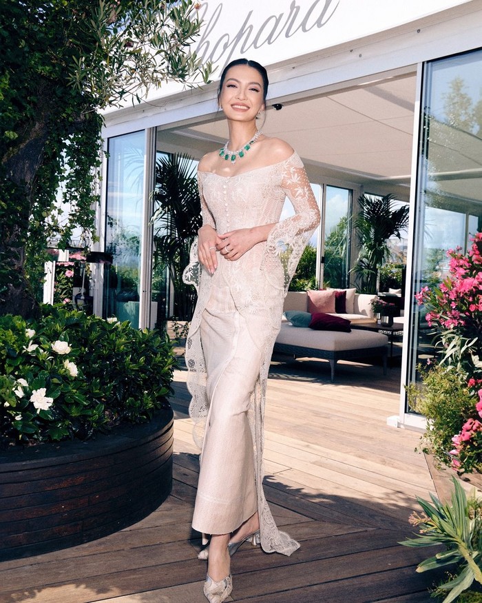 Raline Shah mengunggah video singkat dirinya yang mengenakan kebaya Yayi Darpana dengan selendang ulos di acara penutupan Cannes Film Festival 2024 (Raline Shah/Foto: instagram.com/ralineshah)