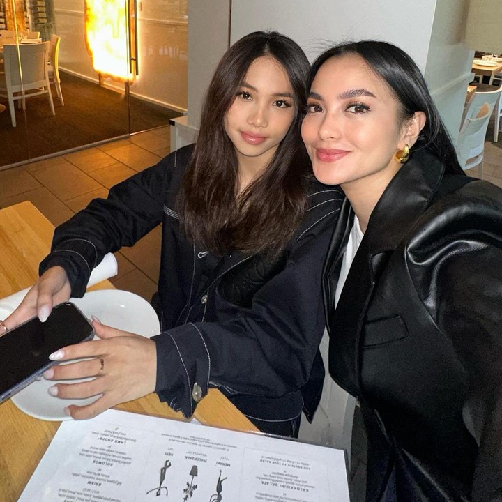 <p>Jasmine yang kini berusia 20 tahun sering mendapatkan pujian karena parasnya yang cantik mirip sang Bunda. Tak hanya itu, Jasmine juga kerap kali berpenampilan stylish dan elegan seperti Ririn. (Foto: Instagram @ririnekawat</p>