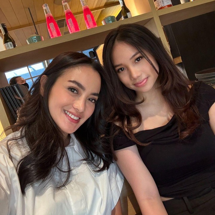<p>Perlu diketahui, Jasmine merupakan putri pertama Ririn dari pernikahan dengan Edwin Abeng. Pada 2008, Ririn dan Edwin Abeng memutuskan bercerai dan Jasmine tinggal dengan sang Bunda. (Foto: Instagram @ririnekawati)</p>