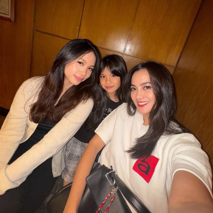 <p>Aktris cantik Ririn Ekawati memiliki dua anak perempuan, yakni Jasmine Salsabila Abeng dan Abigail Cattleya Putri. Putri pertama Ririn, Jasmine, sudah beranjak dewasa. Jasmine saat ini diketahui sedang menempuh pendidikan di Amerika Serikat, Bunda. (Foto: Instagram @ririnekawati)</p>