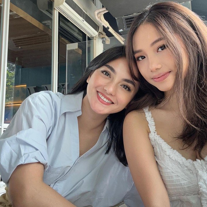 <p>Ririn sangat dekat dengan putri pertamanya ini, Bunda. Istri aktor Ibnu Jamil ini sering menghabiskan waktu dengan Jasmine ketika sang putri kembali ke Tanah Air untuk liburan semester. (Foto: Instagram @ririnekawati)</p>
