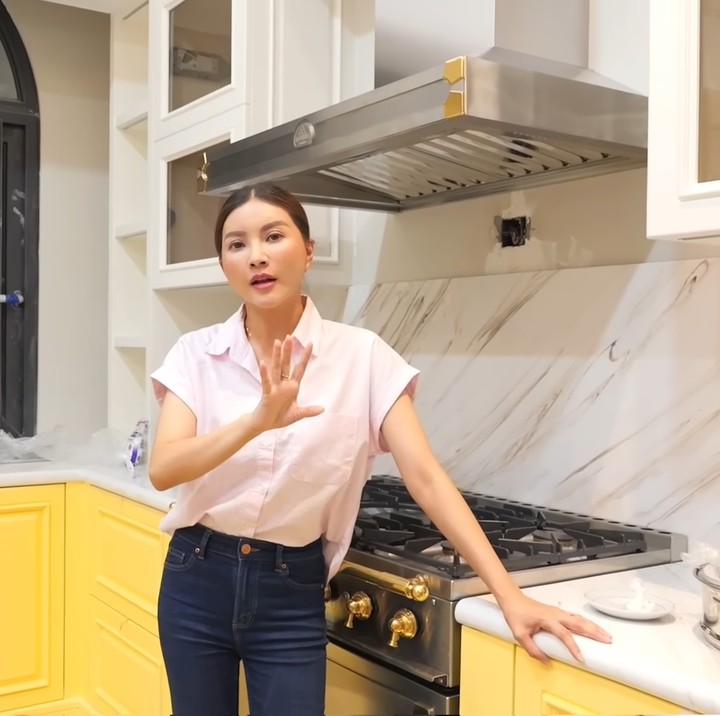 <p>Sarwendah membagi dapurnya ke dalam dua area, yaitu dapur untuk syuting dan dapur yang digunakan sehari-hari. "Kalau dapur yang memang aku pakai sehari-hari, lagi pengen pakai warna kuning biar moodnya segar gitu," ia mengatakan. (Foto: YouTube Sarwendah Official)</p>