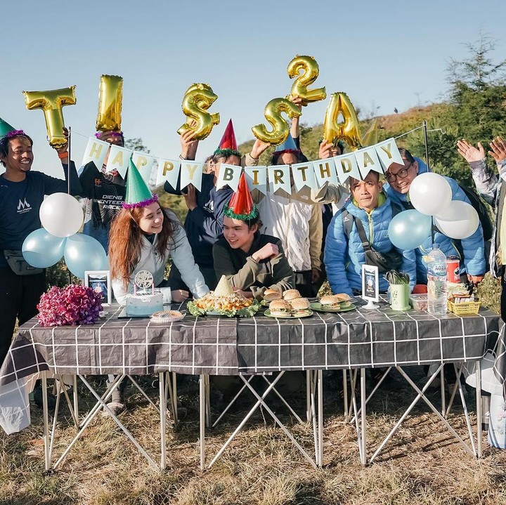 <p>Puncak Gunung Prau disulap menjadi area piknkik dengan dekorasi ulang tahun untuk Tissa. "Lengkap banget ada nasi tumpeng, burger, kentang, dekorasi balon-balon, banner, sampai kue ulang tahunnya ada," kata Tissa. (Foto: Instagram @tissabiani)</p>