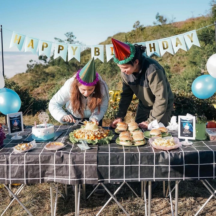 <p>Tissa juga bersyukur bisa mendaki gunung dan menghabiskan momen ulang tahun bersama sang kekasih, Dul Jaelani. Ia mengucapkan terima kasih kepada putra bungsu Maia Estianty itu. "Terima kasih untuk<em> my lovely</em> Dul sudah ikut hadir dan nemenin di tengah kesibukanmu.." ucapnya. (Foto: Instagram @tissabiani)</p>