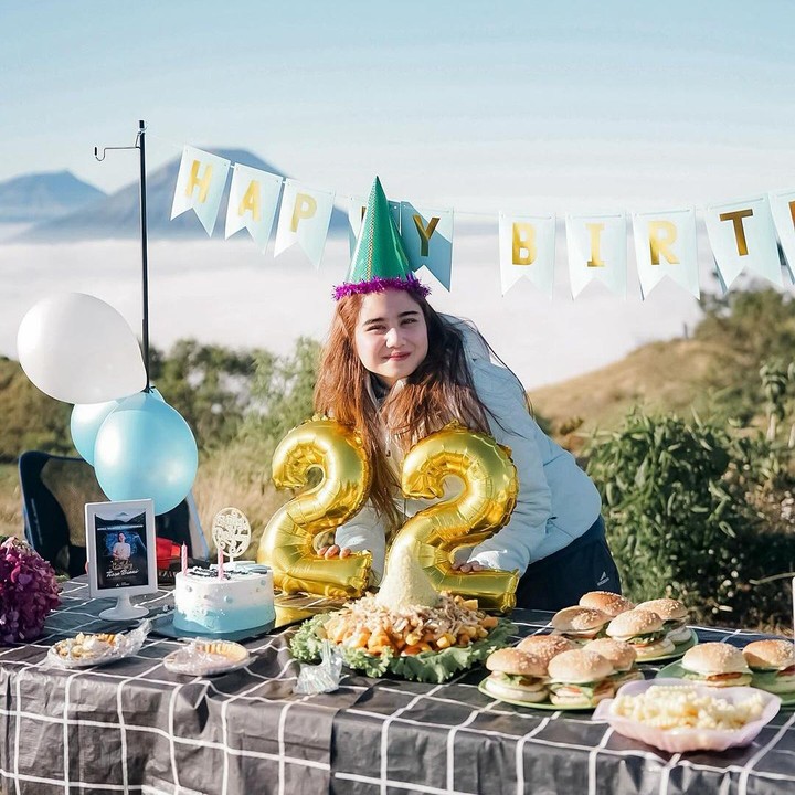 <p>Bintang film<em> KKN di Desa Penari</em> itu merayakan ulang tahun yang ke-22 di puncak Gunung Prau, Jawa Tengah. Sebelumnya, ia juga pernah menghabiskan momen ulang tahun dengan mendaki Gunung Papandayan pada tahun lalu, Bunda. <em>"Feeling</em> 22! Tahun kedua ngerayain ulang tahun di gunung! Kali ini puncak Gunung Prau," tulis Tissa dalam unggahannya. (Foto: Instagram @tissabiani)</p>