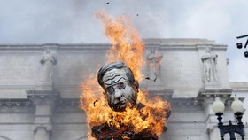 Demo Pro-Palestina di AS, Bendera Israel-Patung Netanyahu Dibakar