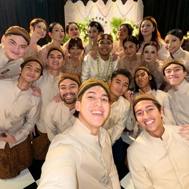 Ular homilador ayolni urib, jinsiy aloqa qilishgan Klassik frantsuz porno filmlarini tomosha qiling