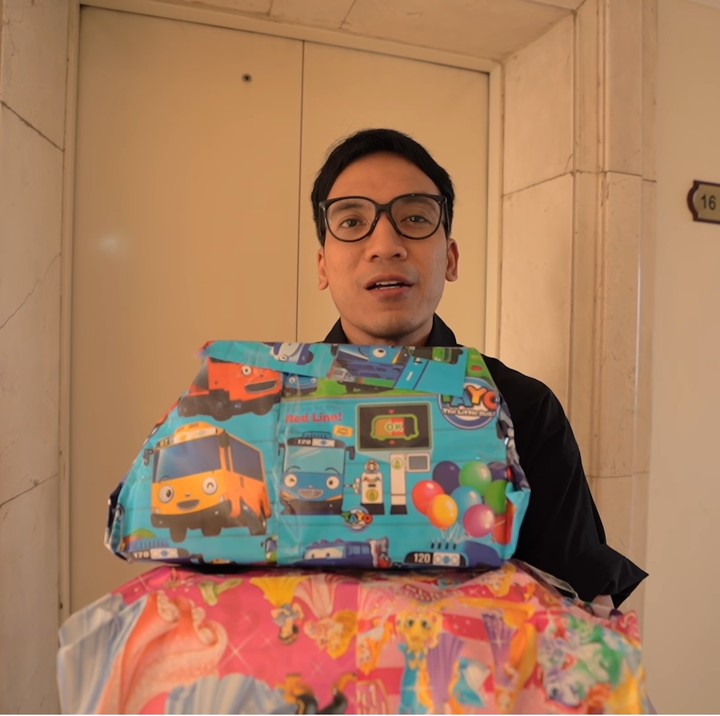 <p>Anak kedua Desta dan Natasha Rizky, Mishka Arrawfa Najma berulang tahun pada 12 Juli lalu. Meski terlambat, Desta mengunjungi Miskha untuk memberikan kado. Ia juga membawa hadiah lainnya untuk Megumi dan Miguel. "Sekarang mau ngasih kado, lagi di apartemennya Ibu Caca ini. Coba kita langsung kasih kejutan. Katanya sih gosipnya di sini ada kucing baru," ucap Desta. (Foto: YouTube Trio Strong Family)</p>
