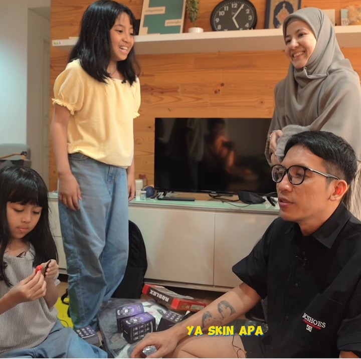 <p>Deddy Mahendra Desta atau yang akrab disapa Desta belum lama ini memberikan kejutan ulang tahun untuk putri keduanya yang bernama Miskha Arrawfa Najma. Sang putri diketahui baru saja berulang tahun yang ke-8 pada 12 Juli. (Foto: YouTube Trio Strong Family)</p>