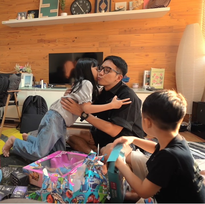<p>Saat membuka kado mereka masing-masing, ketiga anak Desta langsung bersorak kegirangan. "Wow ini gede banget!" seru Miguel. "<em>Happy</em> banget, terima kasih Ayah," kata Miskha. (Foto: YouTube Trio Strong Family)</p>