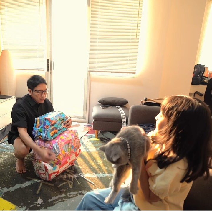 <p>Sesampainya di apartemen Natasha Rizky, Desta langsung disambut oleh ketiga anaknya. Namun, mereka tampak sibuk dengan kucing barunya. "Kayaknya mereka lebih tertarik sama kucing daripada sama kadonya deh," komentar Desta. (Foto: YouTube Trio Strong Family)</p>