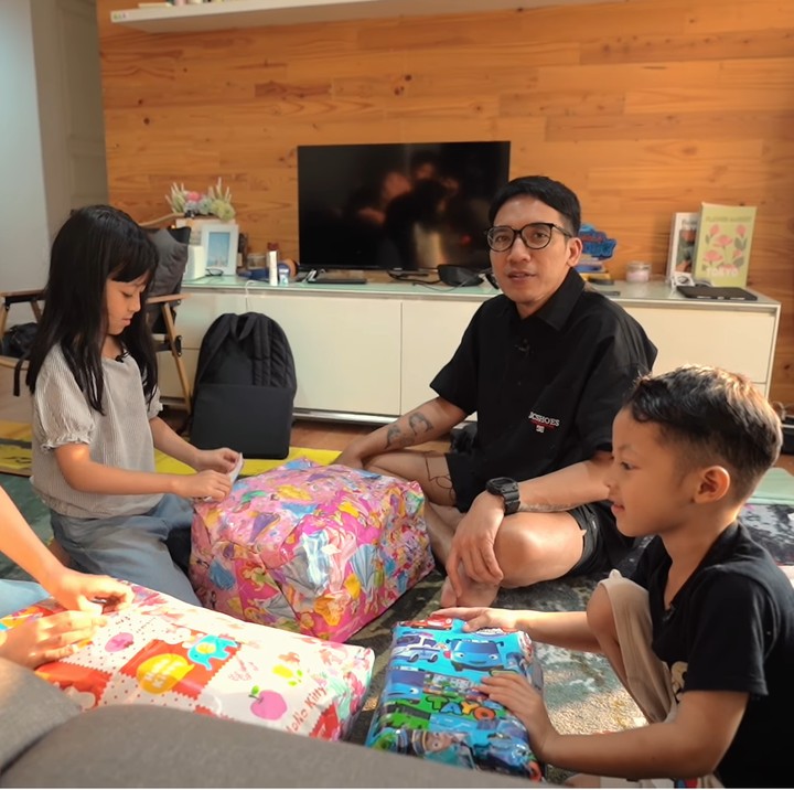 <p>Momen bahagia itu dibagikan langsung oleh Desta melalui video yang diunggah di kanal YouTube-nya. Pada tayangan tersebut, Desta terlihat sibuk membawa hadiah untuk sang putri yang berulang tahun. (Foto: YouTube Trio Strong Family)</p>