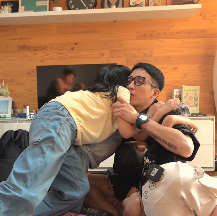 <p>Desta tak lupa meminta imbalan dari ketiga anaknya, yaitu berupa pelukan hangat. "Eh, peluk aku mana?" tanya Desta. Ia pun langsung dibanjiri pelukan oleh Miguel, Miskha, dan Megumi. (Foto: YouTube Trio Strong Family)</p>