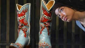 FOTO: Koleksi Pribadi Era Bermusik Taylor Swift Dipamerkan di London