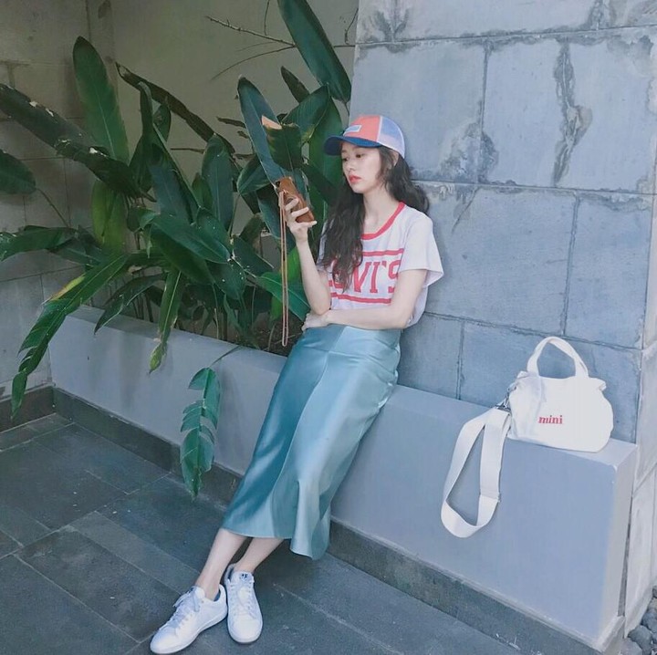 <p>Bunda yang gemar tampil kasual bisa intip gaya Jung So Min satu ini. Ia memilih OOTD simpel yang memadukan kaos putih dan rok satin berwarna <em>aquamarine</em>. Bintang <em>30 Days</em> inipun memilih sneakers kasual yang nyaman digunakan. (Foto: Instagram @somin_jj)</p>