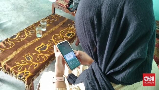 Syarifah Fadiyah Alkaff (16) tak gentar mengkritik pemerintah daerah maupun Jokowi demi menyelesaikan masalah neneknya. Namun berbagai serangan menimpanya.