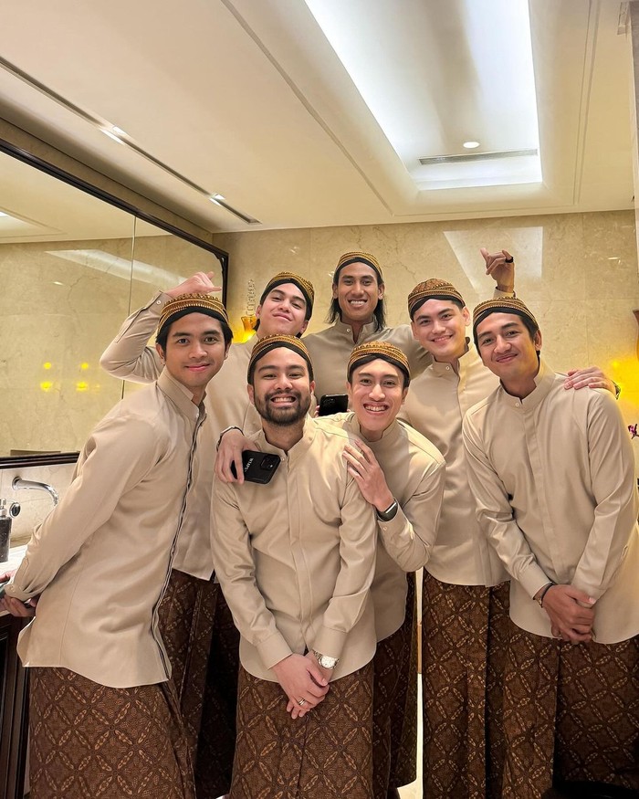 El Rumi hingga Sean Gelael tampil mengenakan beskap beige dan kain batik yang senada dengan outfit bridesmaid. Khas Jawa, seragam groomsmen ini juga dilengkapi blangkon/Foto: Instagram.com/harrisvriza